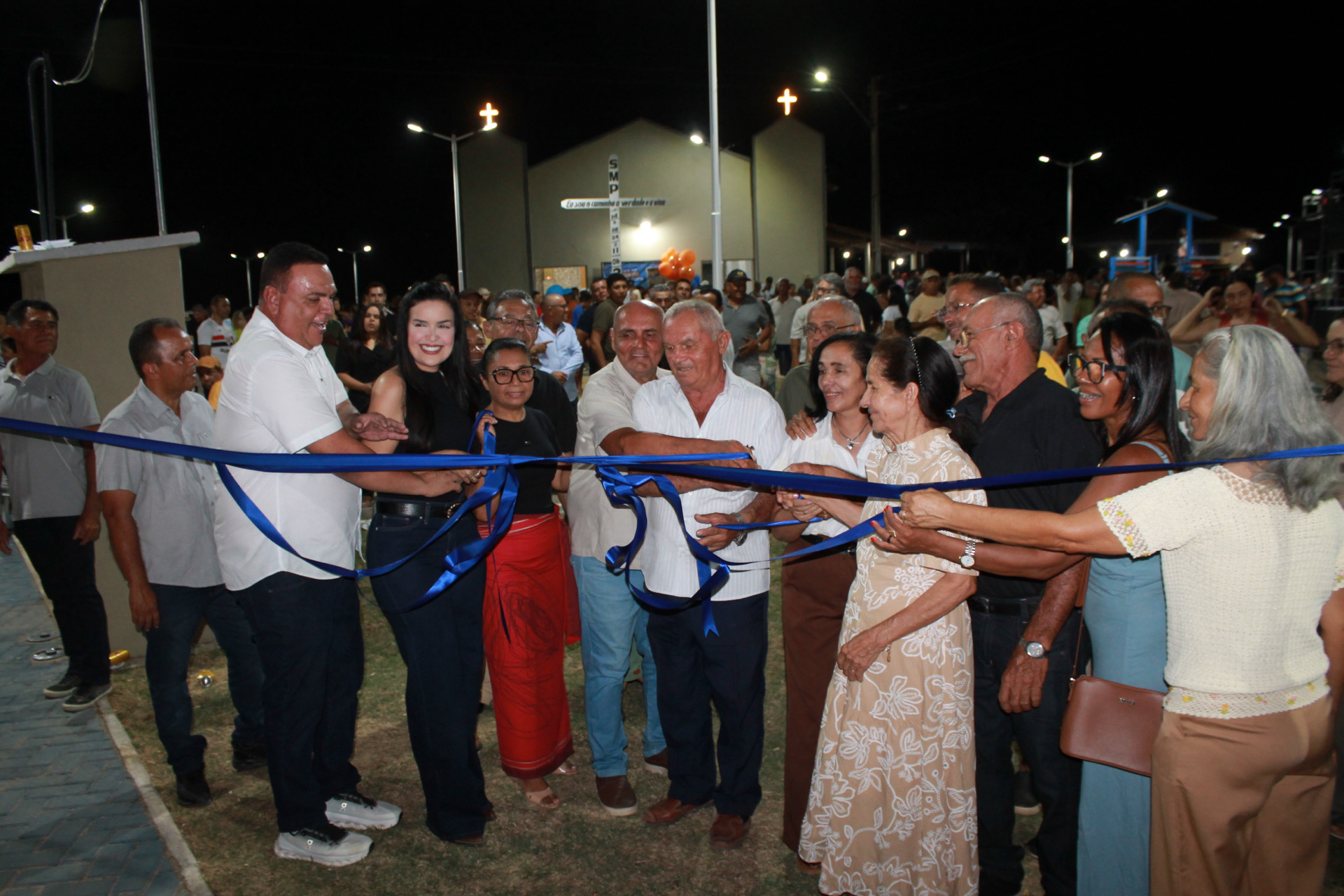 Prefeito Rogério Castro inaugura praça na comunidade Lagoa de Fora